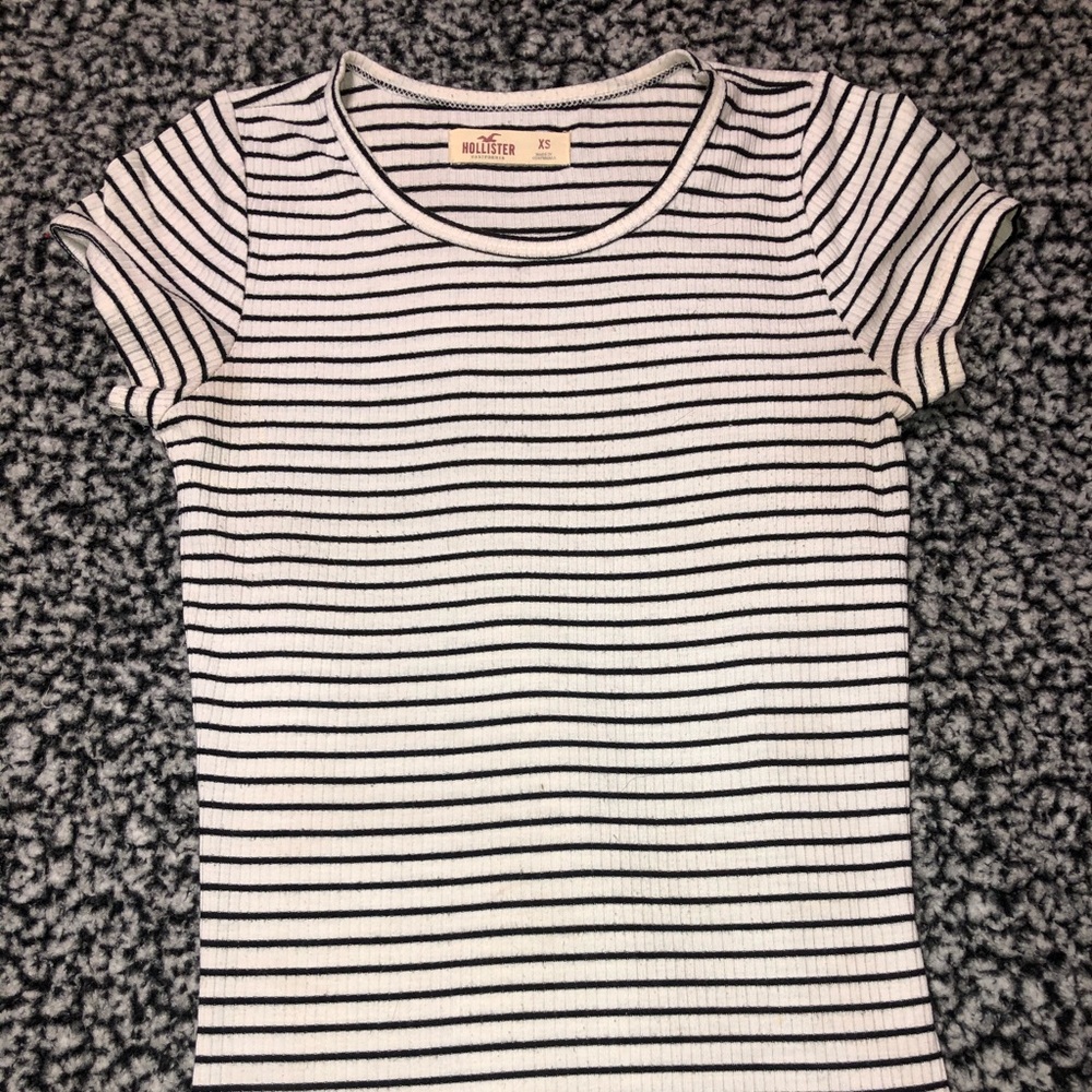 Fitted white & black striped top!